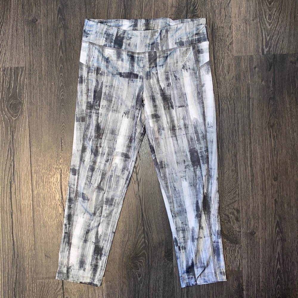 Aeropostale- Gray & White Capri Leggings